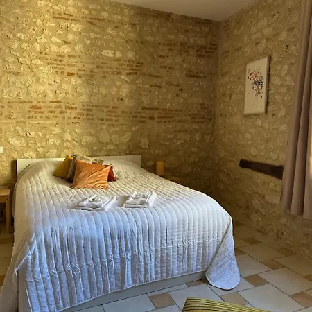 לינה וארוחת בוקר Chateau De Mauriac 4*