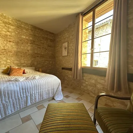 Chateau De Mauriac לינה וארוחת בוקר 4*